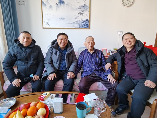 1779412440406783.jpg 慰问老领导.jpg